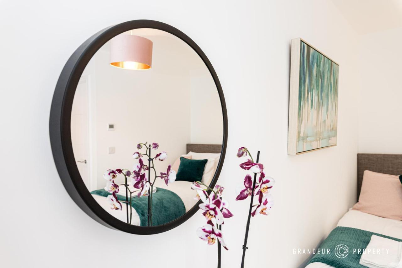 풀 Denmark House By Grandeur Property 빌라 외부 사진